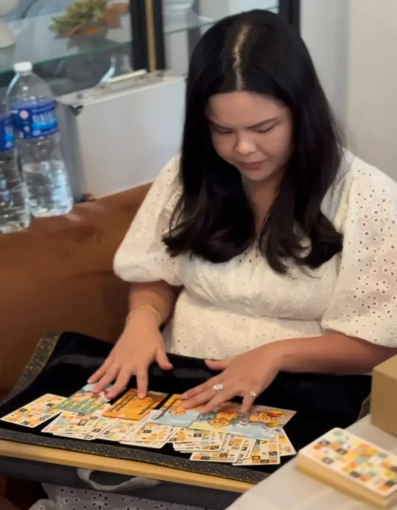 shena doing animal communication pet tarot